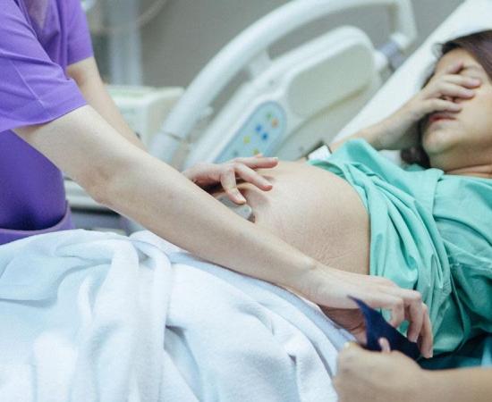 ग्रेटर नोएडा में मेडिकल ब्लंडर!डिलीवरी के दौरान डॉक्टर ने पेट में छोड़ दिया आधा मीटर कपड़ा