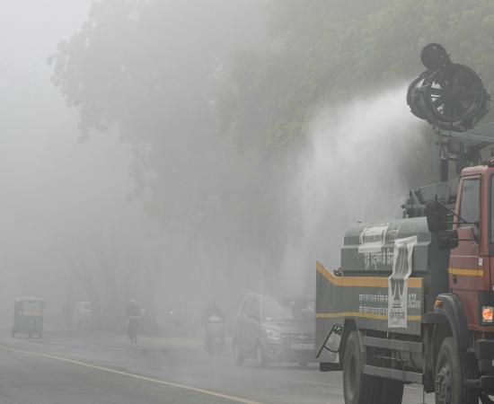 घने कोहरे से दिल्ली बेहाल: 66 उड़ानें रद्द, 60 ट्रेनें देरी से चलीं, AQI और बिगड़ा