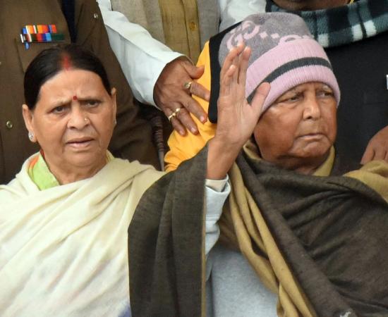 रेलवे ‘ज़मीन-के-बदले-नौकरी’ घोटाला क्या है और दिल्ली की अदालत ने लालू प्रसाद यादव और उनके परिवार पर आरोप क्यों तय किए? जानिए पूरा मामला