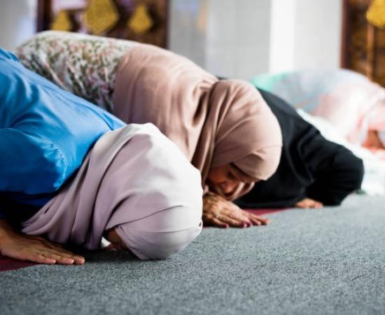 महाराष्ट्र में छात्रा पर जबरन नमाज पढ़ाने का मामला, पुलिस ने दर्ज की शिकायत