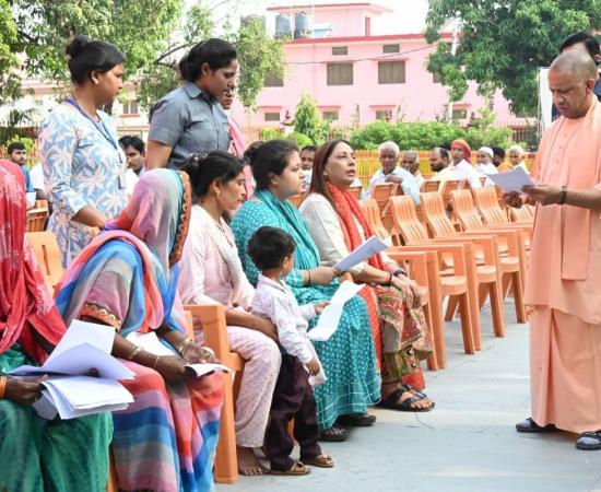 मुख्यमंत्री योगी ने सुनी 150 लोगों की समस्याएँ