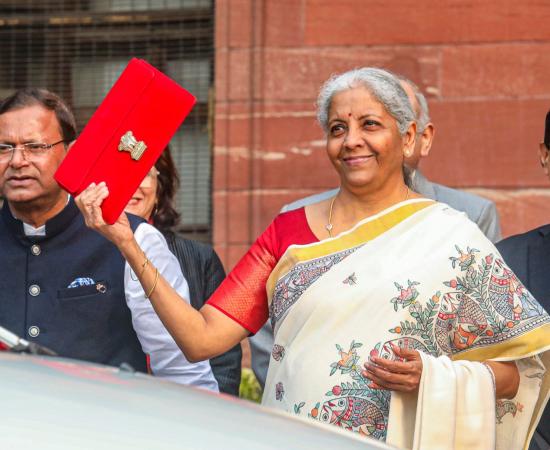 क्या वित्त मंत्री निर्मला सीतारमण करदाताओं को और बड़ा कर राहत पैकेज देंगी?