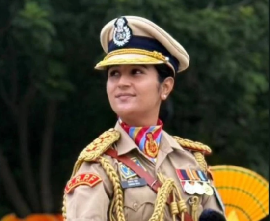 ‘যা সিমরন…’ প্রজাতন্ত্র দিবসের প্যারেডে নতুন ইতিহাস, পুরুষ দলের নেতৃত্বে তরুণী অফিসার