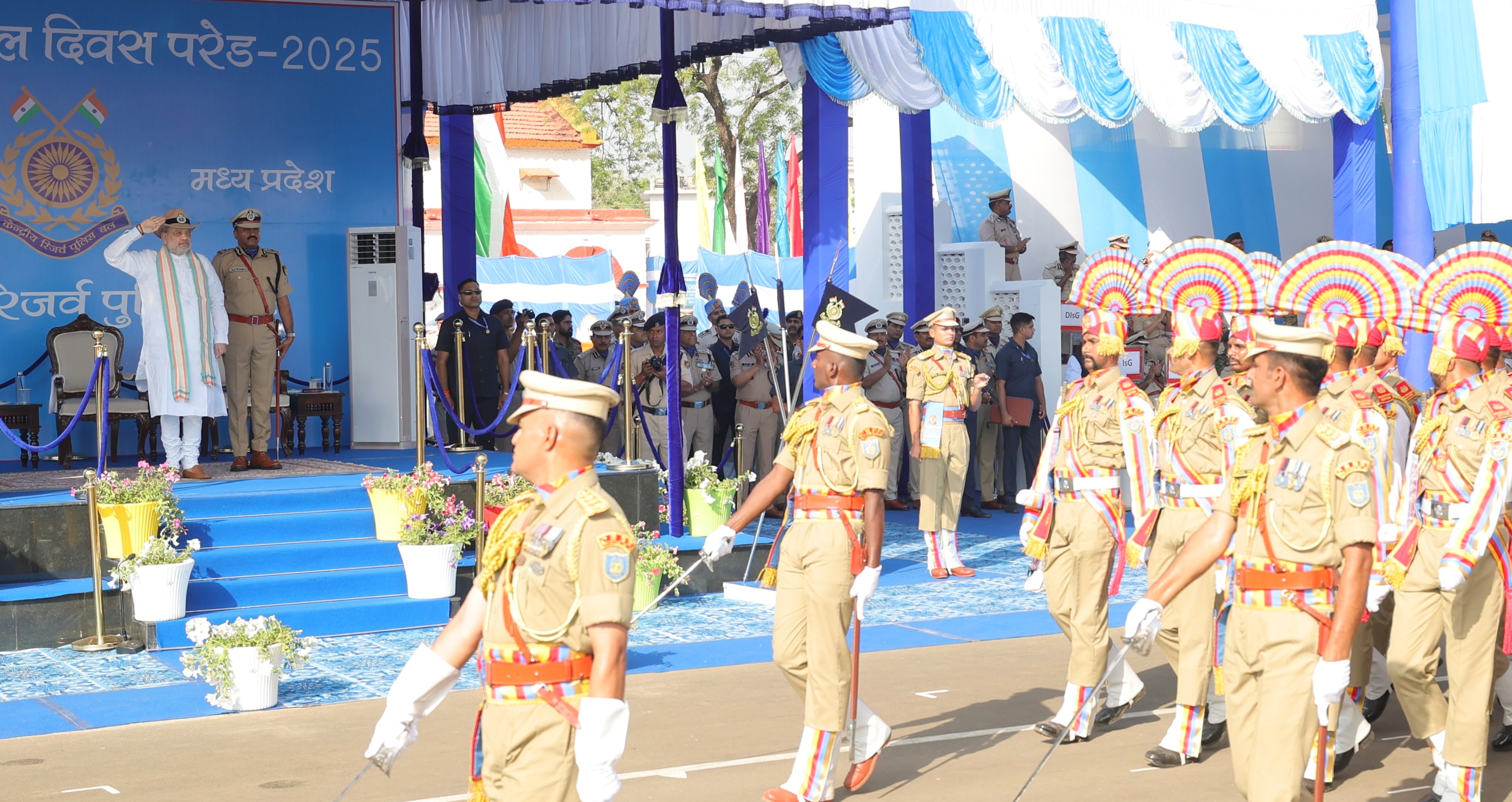 असम में Raising Day Parade में अमित शाह ने कहा, CRPF की भूमिका उत्तर पूर्व में शांति बहाल करने में महत्वपूर्ण