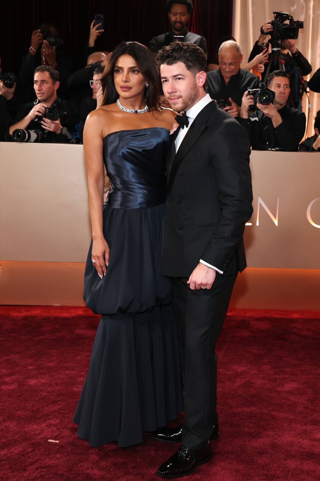 प्रियंका के साथ उनके पति, निक जोनस