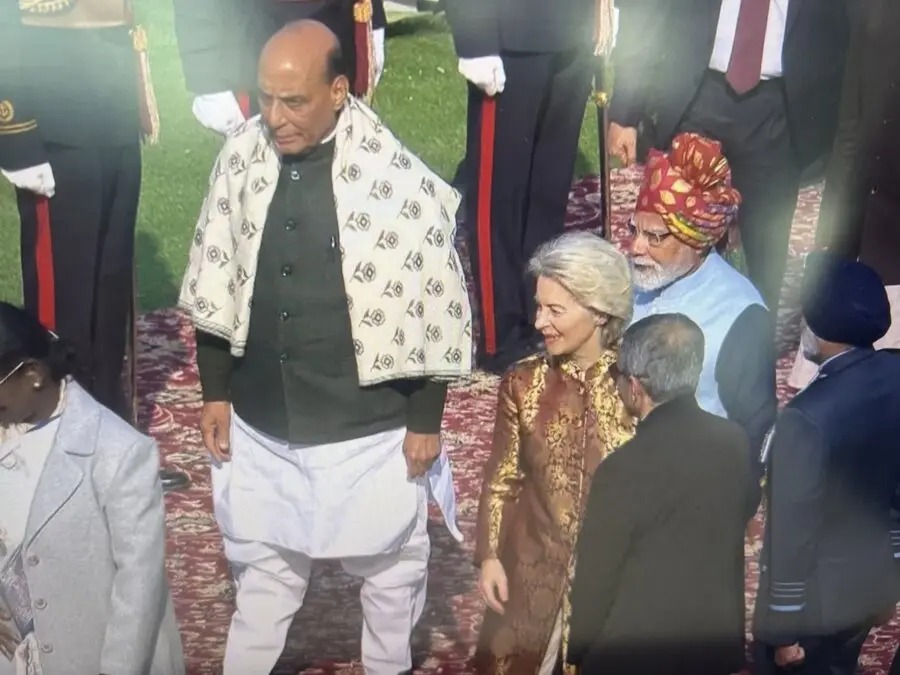 गणतंत्र दिवस पर फ्यूज़न ब्रोकेड परिधान में EU प्रमुख ने बिखेरा जलवा