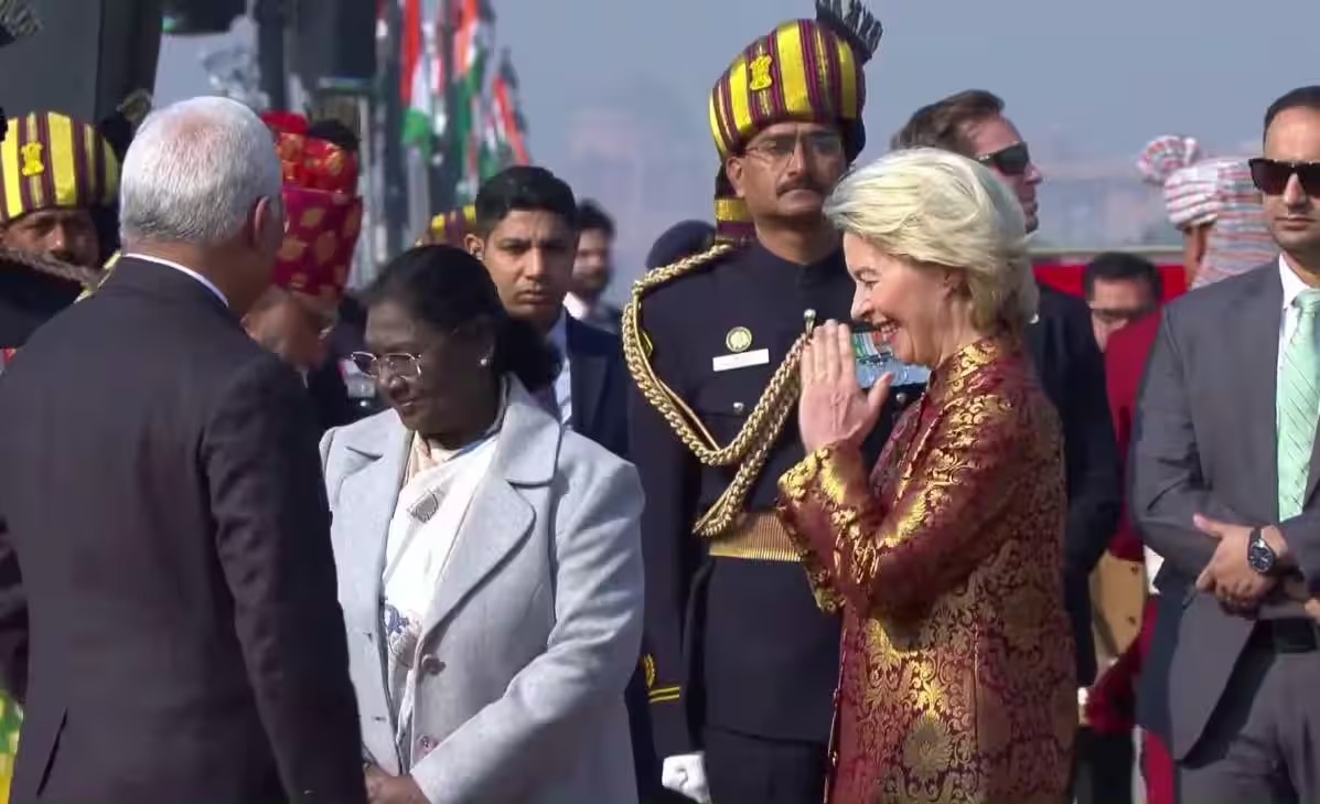 गणतंत्र दिवस पर फ्यूज़न ब्रोकेड परिधान में EU प्रमुख ने बिखेरा जलवा