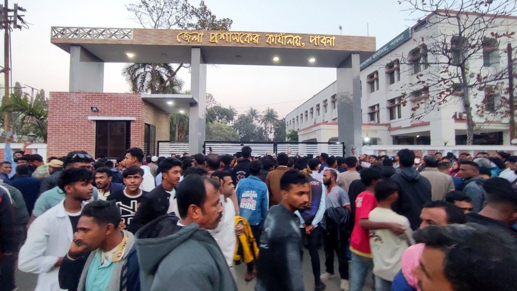 পাবনার দুই আসনে ভোট পুনর্গণনার দাবিতে ডিসি অফিস ঘেরাও বিএনপির