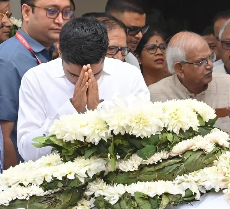 হালিশহরে সম্পন্ন মুকুল রায়ের শেষকৃত্য, শেষযাত্রায় পাশে অভিষেক