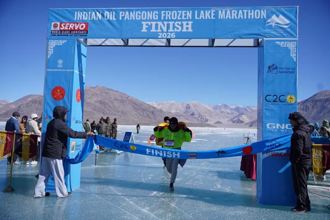 लद्दाख में 14,000 फीट की ऊंचाई पर पांगोंग फ्रोजन लेक मैराथन में भारतीय सेना का दबदबा