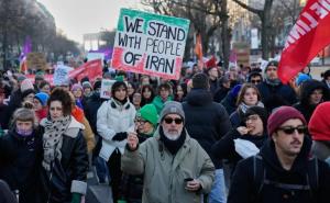 चौंकाने वाला खुलासा! ईरानी विरोधियों को जेल में नग्न रखा गया, अनजान इंजेक्शन दिए गए, परिवारों से गोली के पैसे मांगे गए