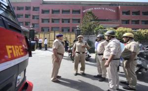 दिल्ली में ब/म की धमकी से हड़कंप! 10 स्कूलों को ई-मेल से धमकी, परिसर खाली कराए गए; प्रशासन हाई अलर्ट पर