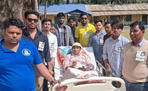 হাসপাতাল থেকে ছুটি নিয়ে ভোট দিলেন গুরুতর আহত যুবক