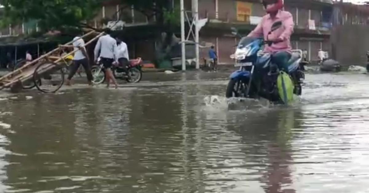 ঘৰে ঘৰে গেলা পানী সোমাইছে 