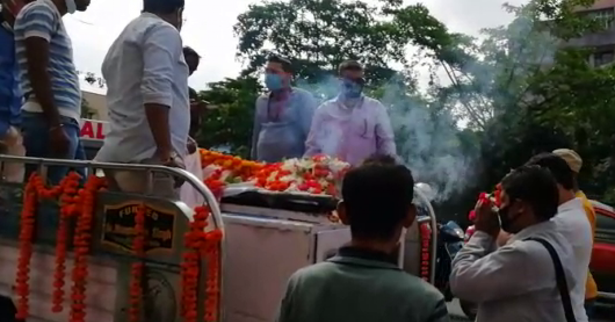 সাংবাদিক পদ্মেশ্বৰ চিত্ৰকৰৰ শেষ যাত্ৰাত শ্ৰদ্ধাঞ্জলি অৰ্পন