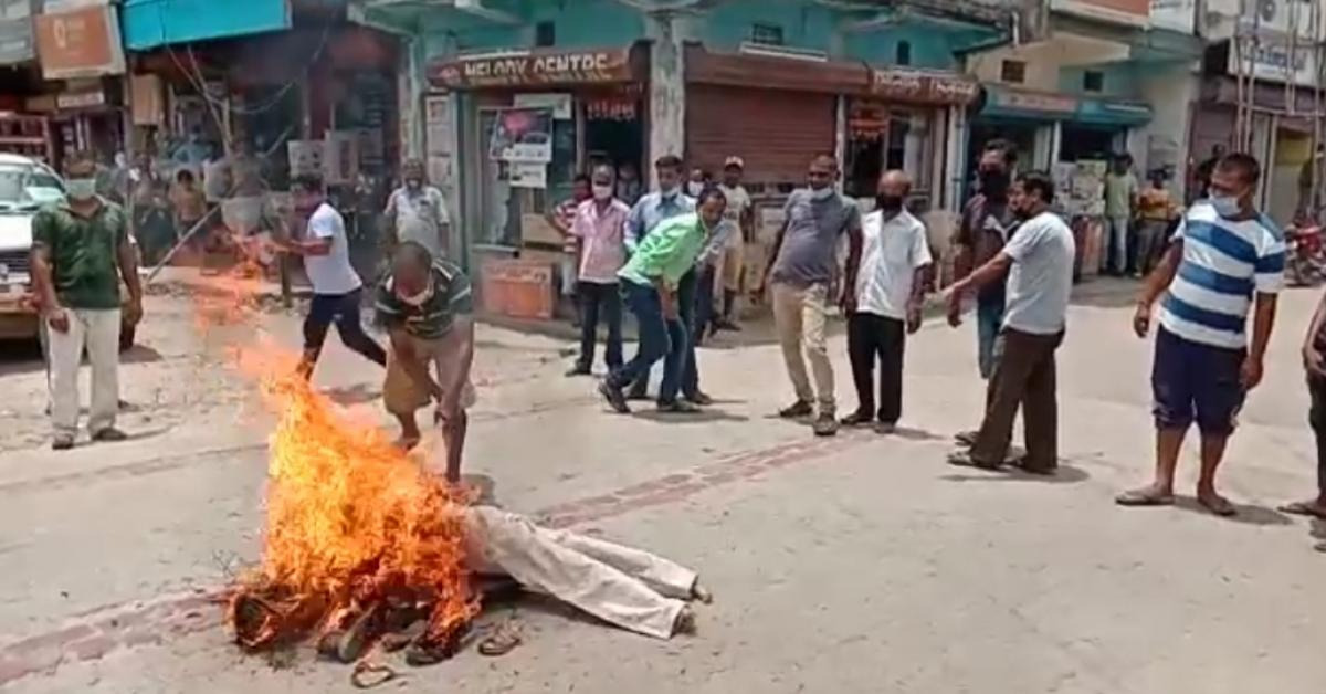 ৰাজপথত ডাউ ডাউকে জলিল চিনিৰ নিৰ্মিত টিভি সহ মোবাইল ফোন 