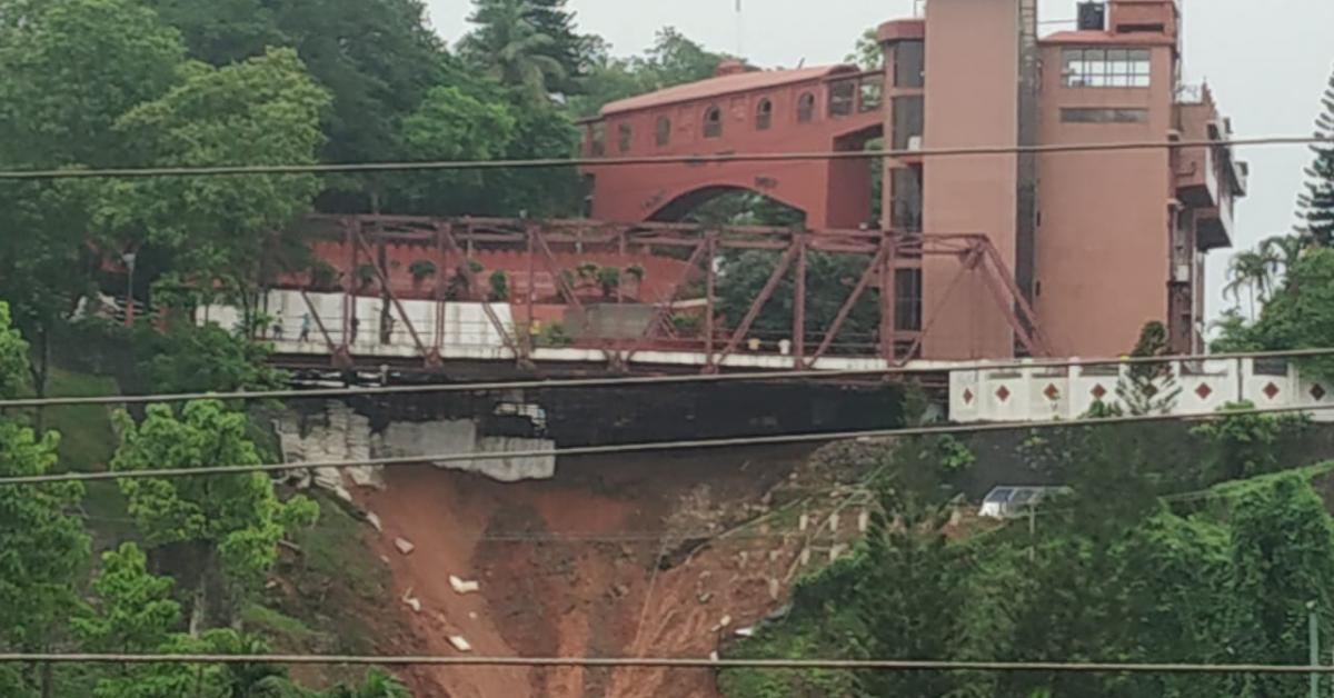 মুহূৰ্তত খহি পৰিব পাৰে ৰাজভবনৰ গাৰ্ডৱাল