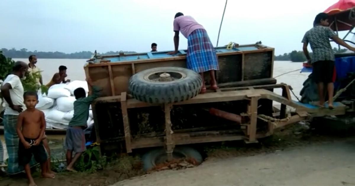 পশু খাদ্য কঢ়িয়াই অনা ট্ৰেক্টৰ দুৰ্ঘটনাগ্ৰস্ত