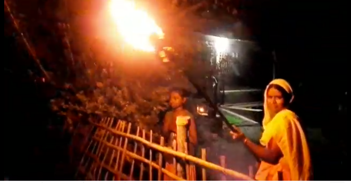  হাতত জুমুঠি-বলম লৈ হাতী খেদিবলৈ ওলাই আহিল গৃহিনীয়ে