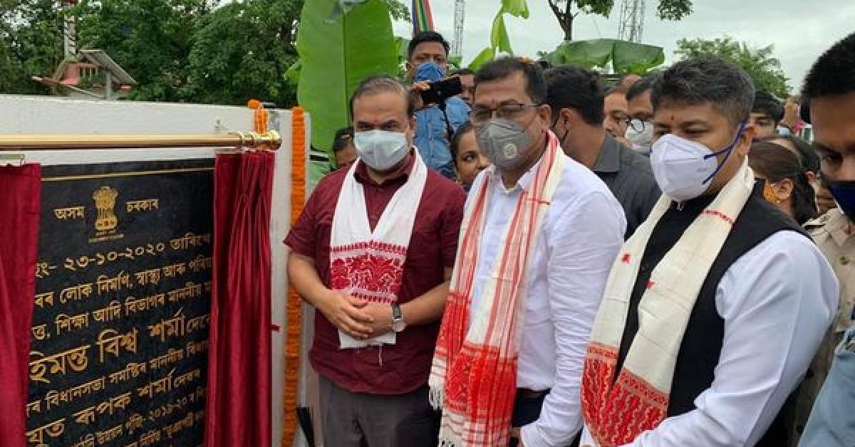  STORY - নগাঁৱত হিমন্ত বিশ্ব শৰ্মা । যাতায়তৰ বাবে মুকলি কৰিলে ভূঞাপট্টি দলং ।   ANCHOR+VO : অৱশেষত  যাতায়তৰ বাবে মুকলি হ’ল নগাঁও চহৰৰ ভূঞাপট্টি দলং ৷ নগাঁও চহৰৰ ভূঞাপট্টিত কলঙৰ ওপৰত ১৯৮৯ চনতে তদানীন্তন অগপ চৰকাৰৰ আমোলত নিৰ্মাণ কৰা পকী দলং খন বিগত তিনি দশক ধৰি সম্পূৰ্ণৰূপে পৰিত্যক্ত অৱস্থাত আছিল ৷ সংযোগ হোৱা নাছিল দলংখনৰ দুইমূৰ । নগাঁও পুলিচ ৰিজাৰ্ভ আৰু ভূঞাপট্টি সংযোগী পৰিত্যক্ত দলংখনৰ দুই মূৰৰ Approach নিৰ্মাণ কৰি ৰাইজৰ বাবে শুকুৰবাৰে দলংখন মুকলি কৰে স্বাস্থ্য, শিক্ষা, লোকনিৰ্মাণ আদি দপ্তৰৰ মন্ত্ৰী হিমন্ত 