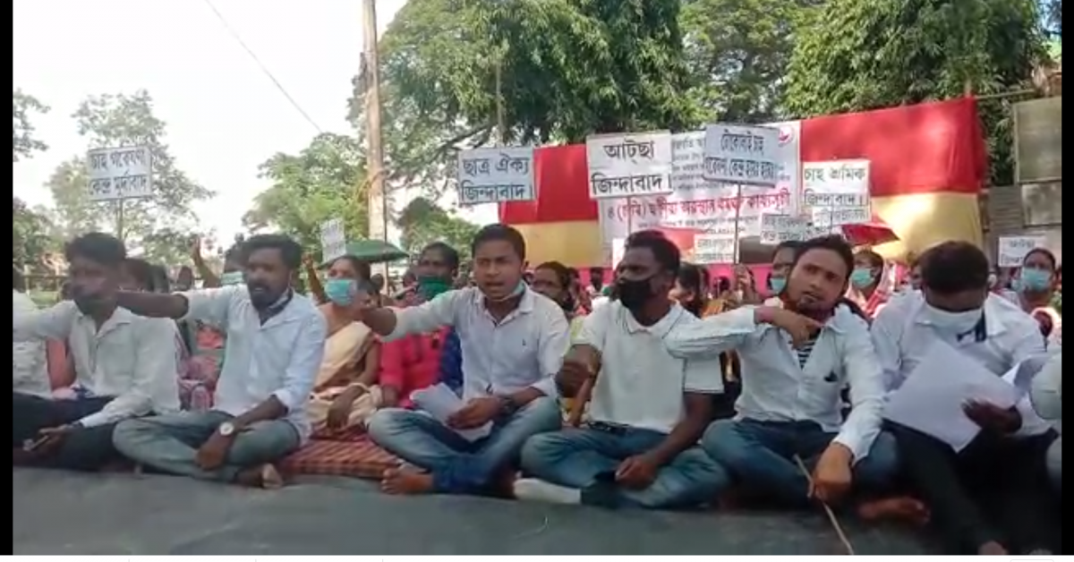 যোৰহাটৰ টোকোলাই চাহ গৱেষনা কেন্দ্ৰৰ সন্মুখত চাহ শ্ৰমিকৰ উত্তাল প্ৰতিবাদ