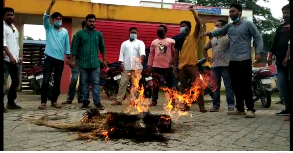  সদৰ থানাৰ সন্মুখতে জ্বলিল আৰক্ষীৰ পুত্তলিকা