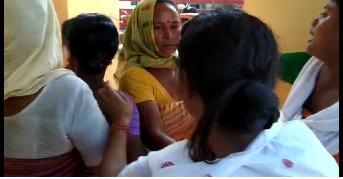 শতাধিক মহিলাই ঘেৰাও কৰিলে থানা