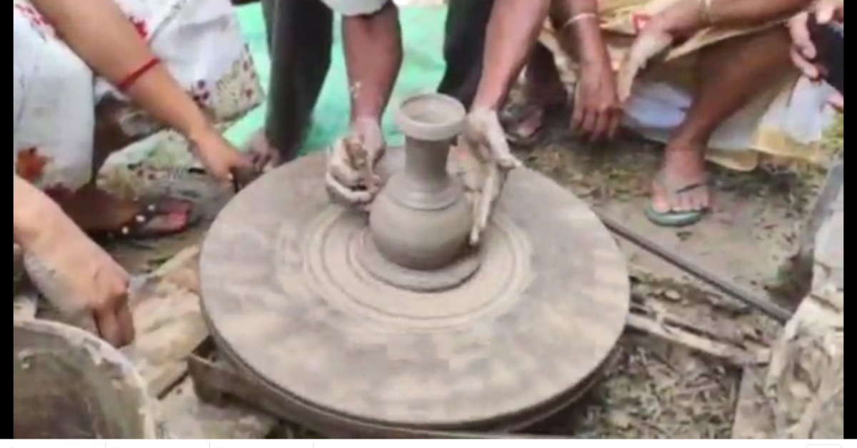 মৃৎ শিল্পীক বৈদ্যুতিক যন্ত্ৰৰ সহায়ত মাটিৰ পাত্ৰ নিৰ্মানৰ প্ৰশিক্ষণ 