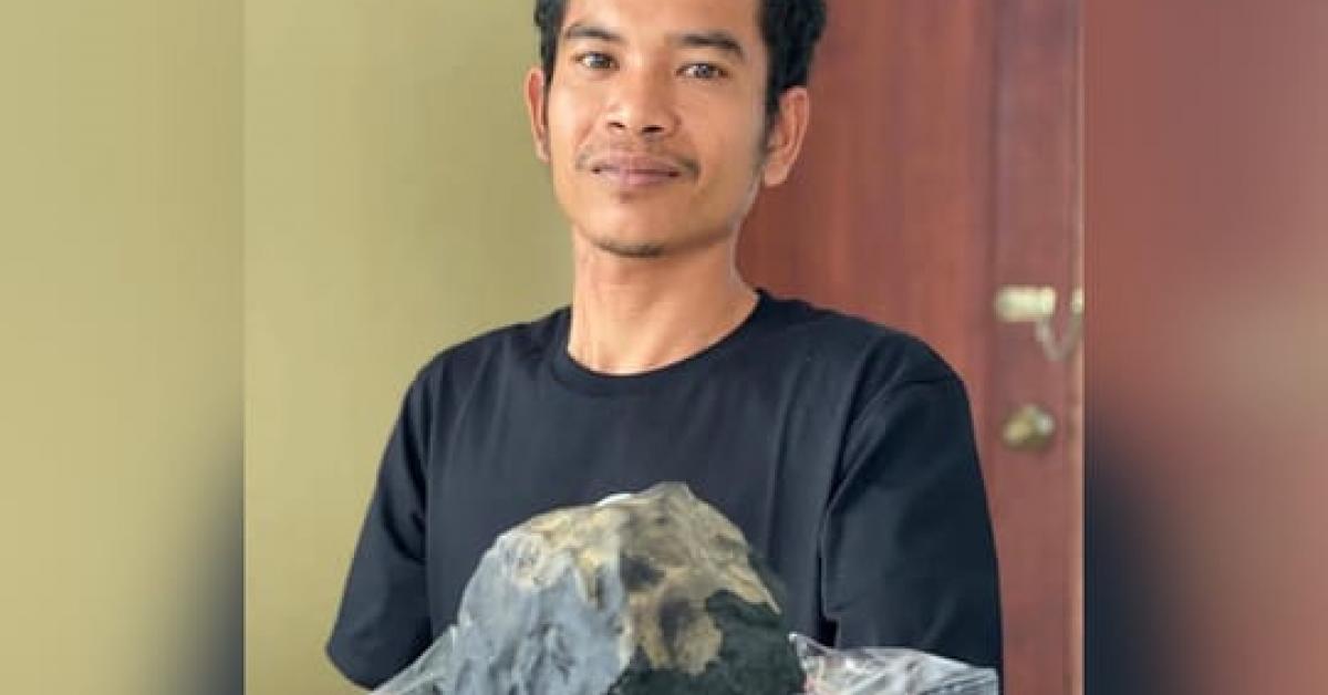 এটা উল্কাপিণ্ডই নিশাৰ ভিতৰতে কোটিপটি কৰিলে ইন্দোনেছিয়ান যুৱকক