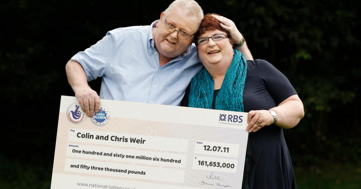 লটাৰীত লাভ কৰা ধন  দুখীয়াক বিলালে দম্পতীয়ে 