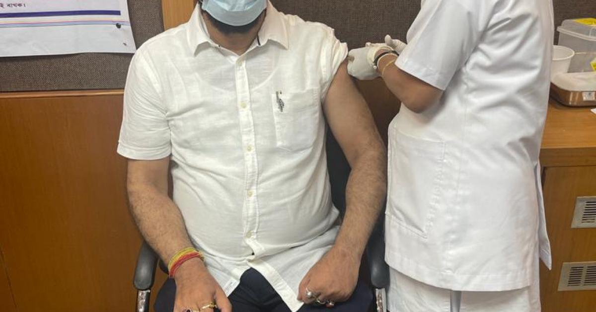  ভেকচিনৰ প্ৰথম ড'জ গ্ৰহণ আছুৰ মুখ্য উপদেষ্টা ড° সমুজ্জল কুমাৰ ভটাচাৰ্যৰ