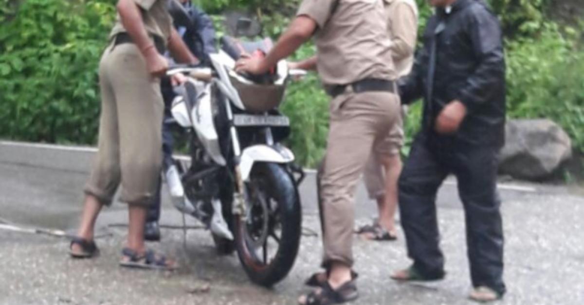 কলেজীয়া ছাত্ৰৰ বাইকৰ খুন্দাত নিহত ৫০ উৰ্দ্ধৰ ব্যক্তি 