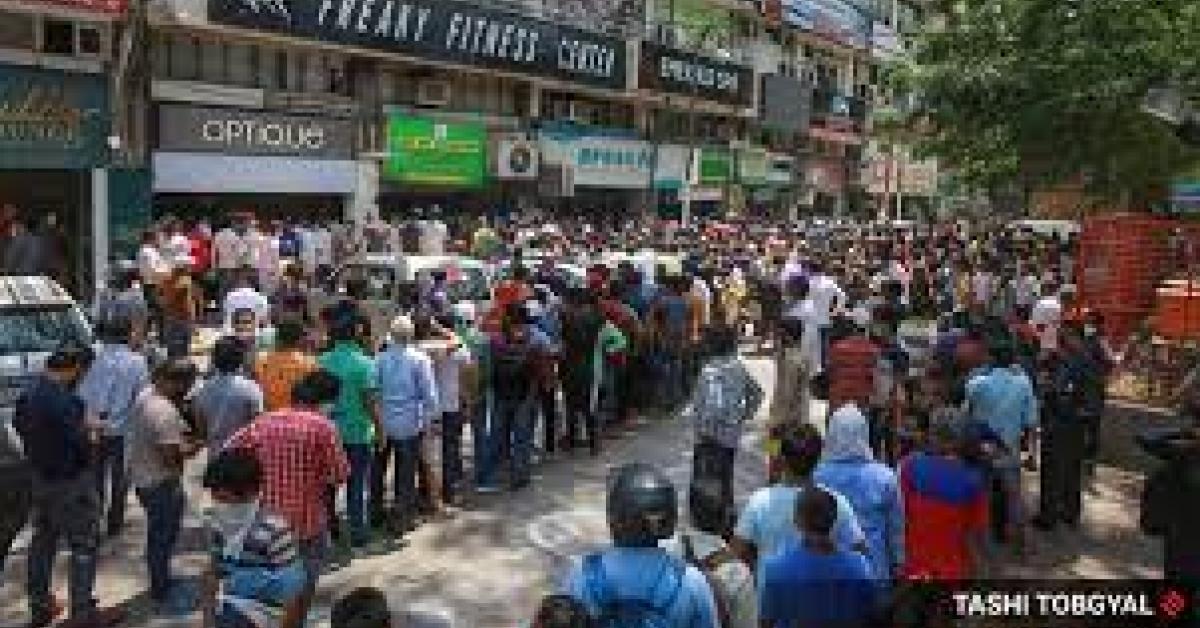 কাইলৈৰ পৰা লকডাউন, সুৰাৰ দোকানত গ্ৰাহকৰ ভিৰ  