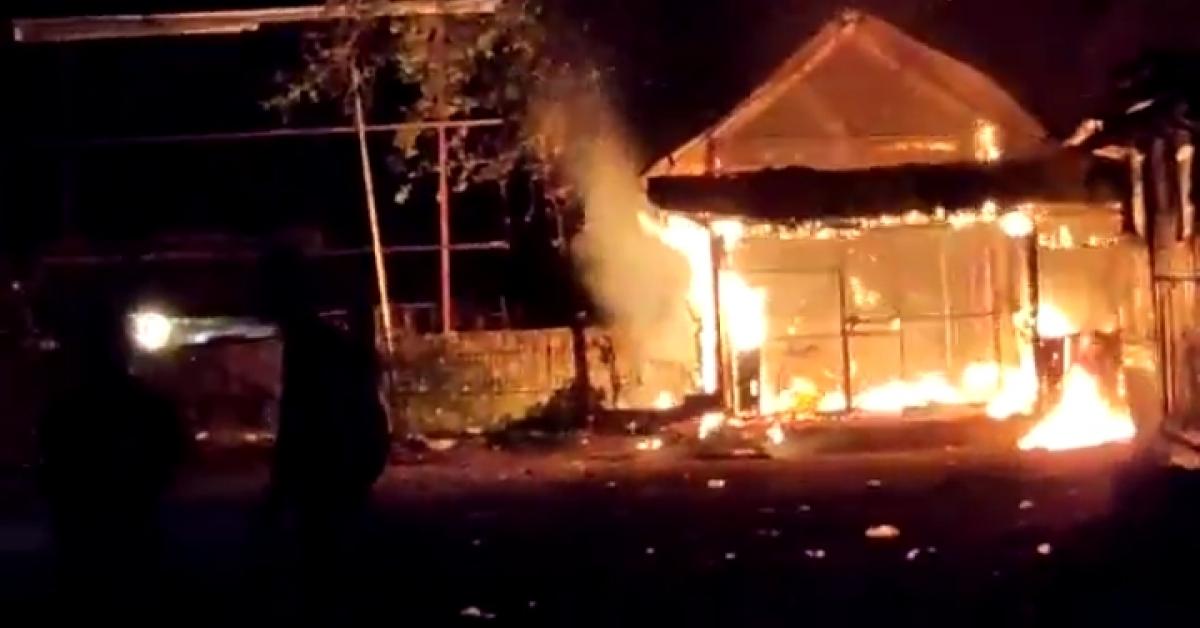 অগ্নিকাণ্ডত সম্পূৰ্ণ ভাবে  ভস্মীভূত এখন  হোটেল