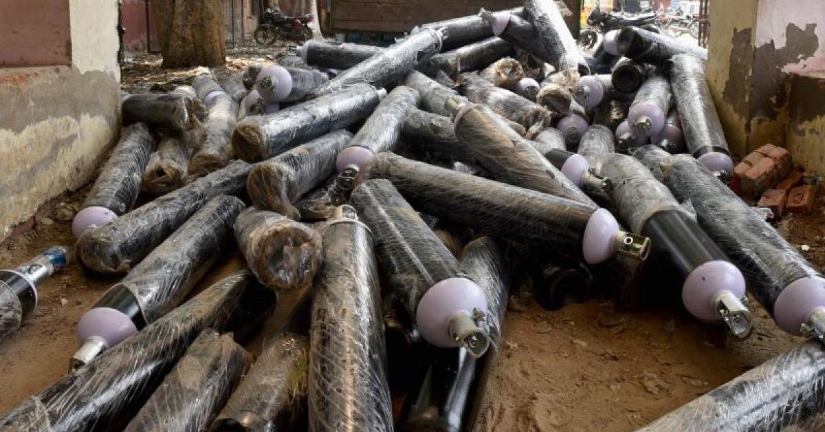 ৰাজধানীত অক্সিজেনৰ নাটনিৰ পিছতেই দুষ্টচক্ৰই আৰম্ভ কৰিছে অক্সিজেনৰ চিণ্ডিকেট