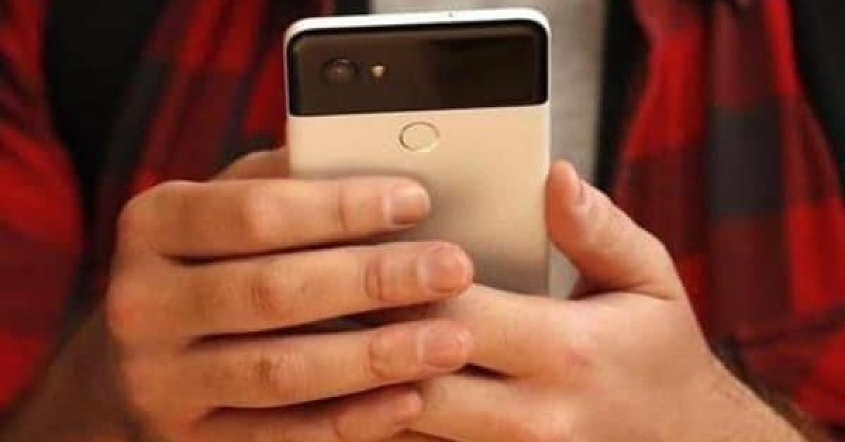 হাতত লৈ থকা ফোনটোৱে প্ৰাণ ল'লে মহিলাৰ