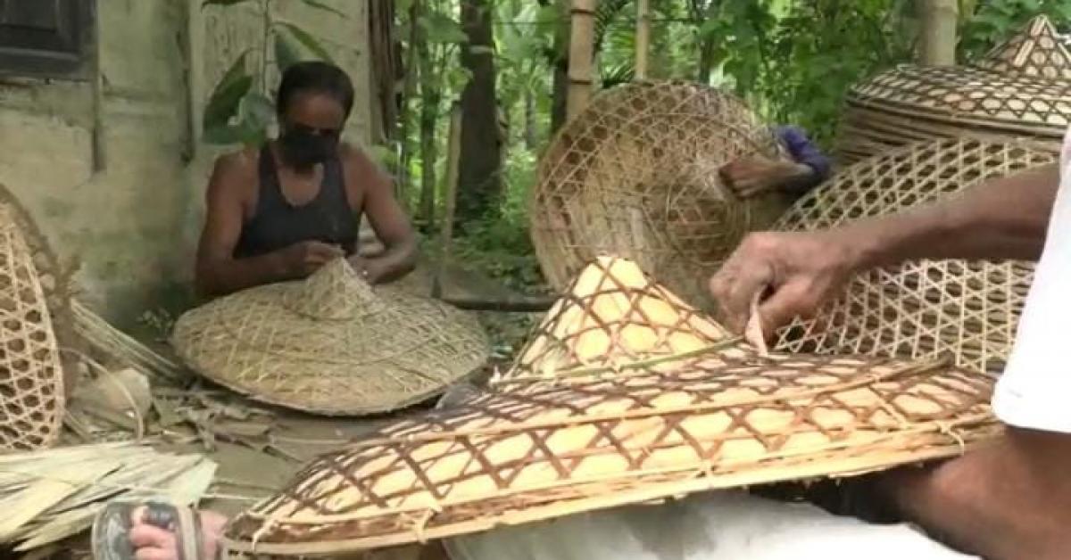 কৰ’নাৰ মাজতে জাপে জাপে নিৰ্মাণ চহাকৃষকৰ শিৰৰ মুকুট পানী জাপি 