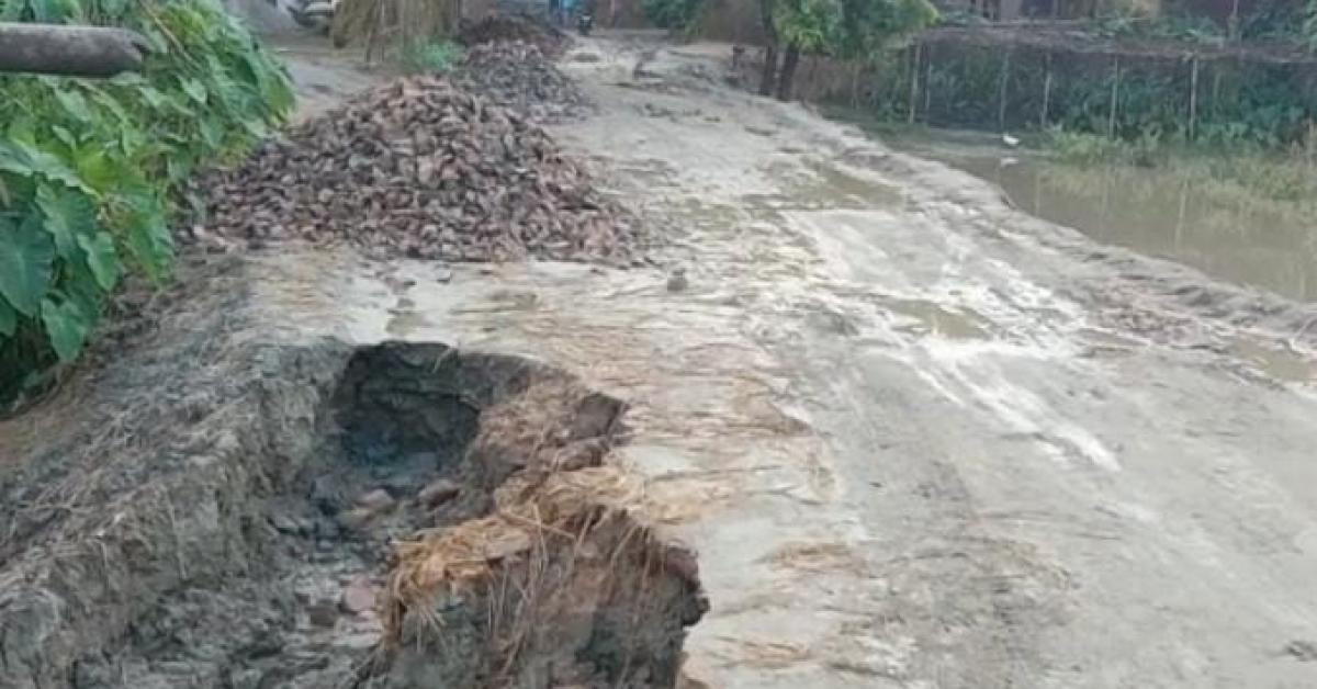 সামাজিক দুৰত্ব আৰু মাস্ক পৰিধান কৰি ৰাইজৰ প্ৰতিবাদ