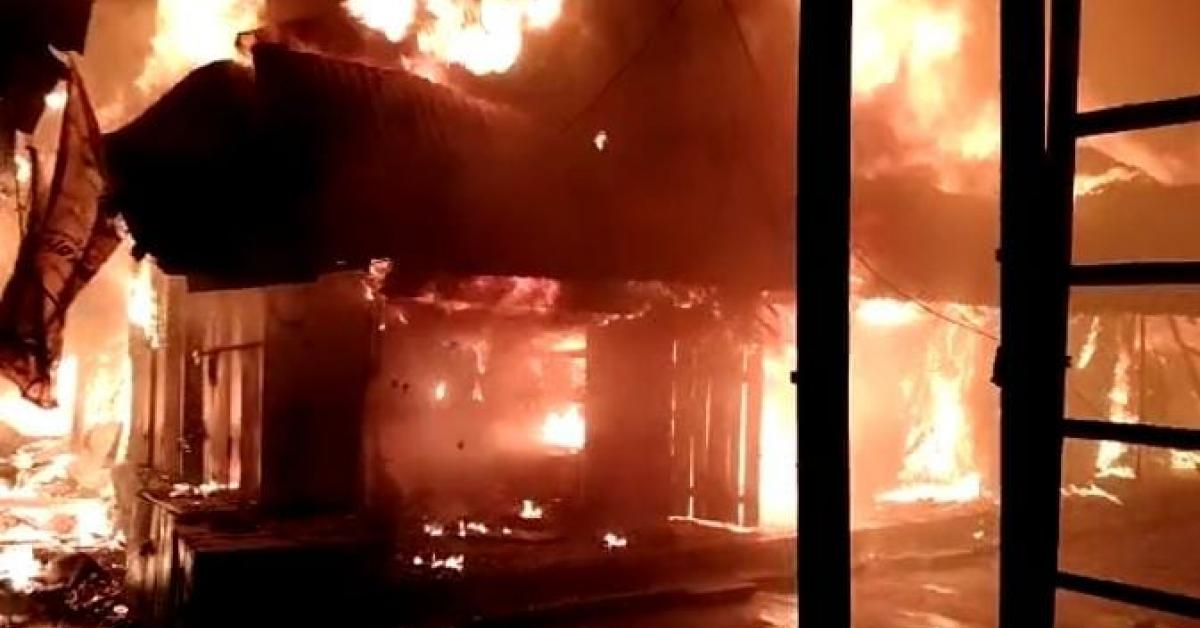 দাও দাও কৈ জ্বলি উঠিল তেজপুৰ চক বজাৰ 