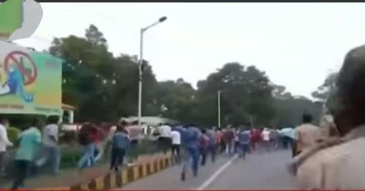 বিহাৰৰ ৰাজধানী পাটনাত প্ৰতিবাদকাৰীৰ ওপৰত জপিয়াই পৰিল আৰক্ষী