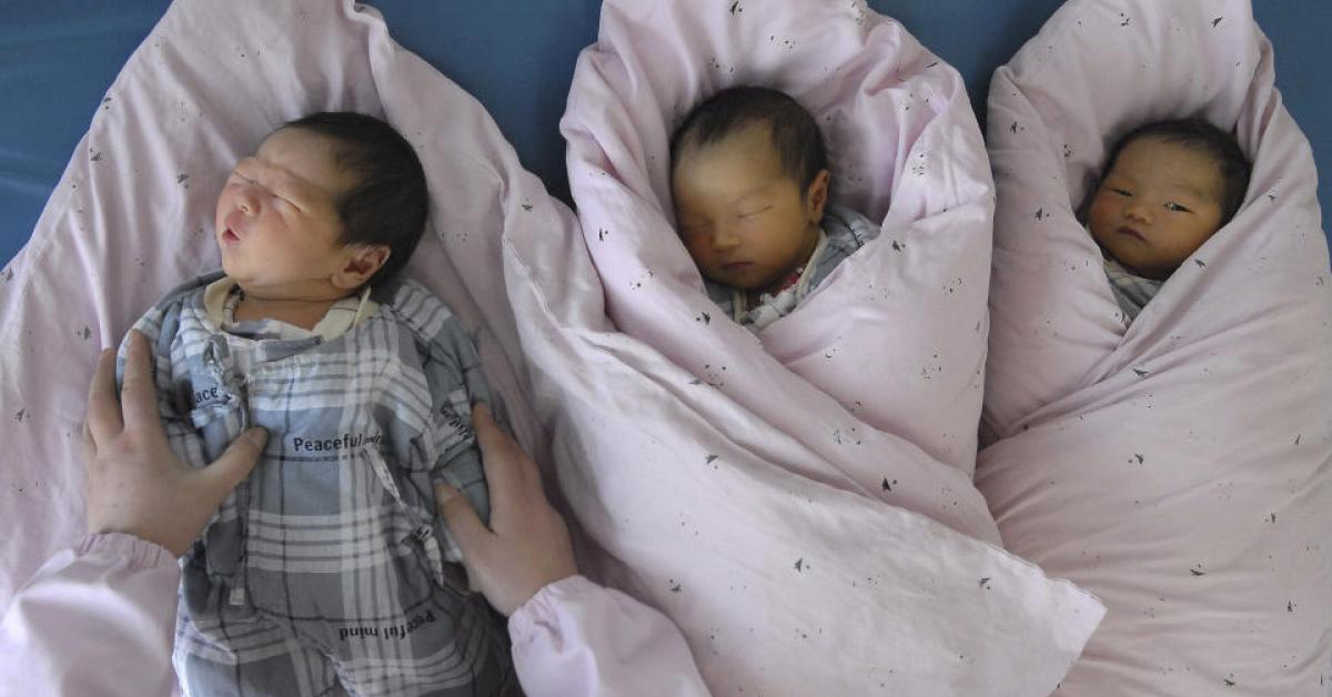 চীনৰ দম্পতীয়ে এতিয়াৰে পৰা জন্ম দিব পাৰিব তিনিটাকৈ সন্তান