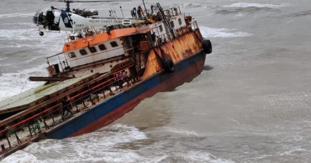 মহাৰাষ্ট্ৰৰ ৰাইগড়ৰ মাজ সমুদ্ৰত ডুবিল মালবাহী জাহাজ 