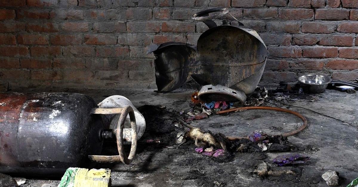 দিল্লীৰ শ্বাহ্দাৰা ফৰ্চ বজাৰত সংঘটিত ভয়ংকৰ অগ্নিকাণ্ডৰ ঘটনা