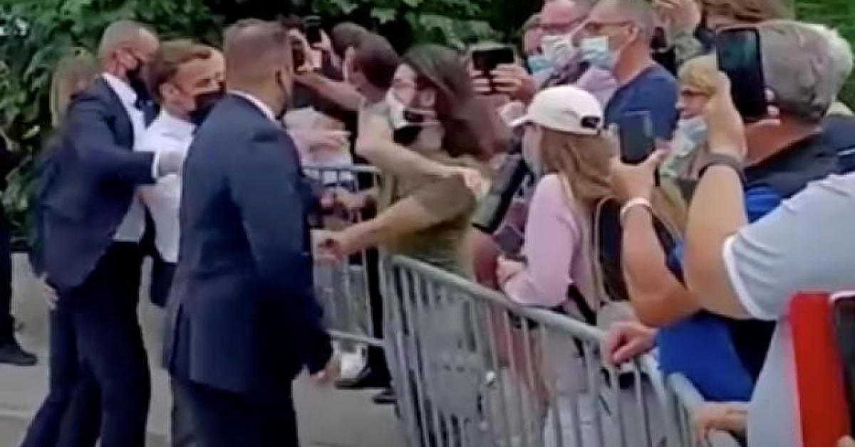 ৰাজহুৱা স্থানতে ফ্ৰান্সৰ ৰাষ্ট্ৰপতিক চৰ সোধালে এজন যুৱকে 