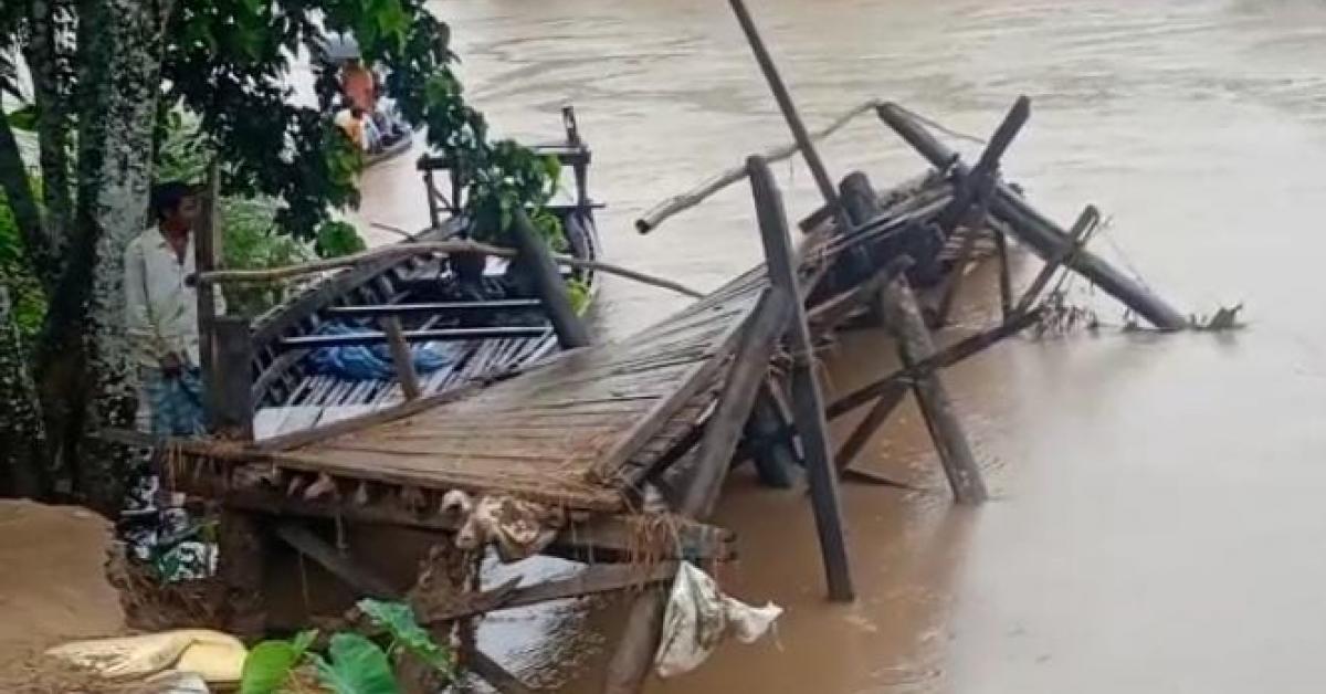 নদীৰ বাঢ়নী পানীয়ে উটুৱাই নিলে ফুট ব্ৰীজ