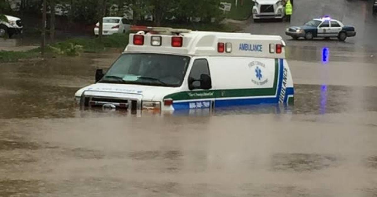 গুজৰাটৰ কৃত্ৰিম বানত আবদ্ধ হৈ পৰে এম্বুলেন্স