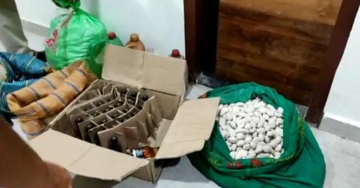 শুৱালকুছি আৰক্ষীৰ অভিযানত জব্দ বৃহৎ পৰিমাণৰ অবৈধ বিলাতী সুৰা