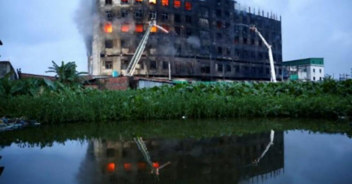 ৰাসায়নিক দ্ৰৱ্য আৰু প্লাষ্টিক বটলৰ বাবে জুইৰ শিখাই ততালিকে আৱৰি ধৰে সমগ্ৰ বিল্ডিংটো