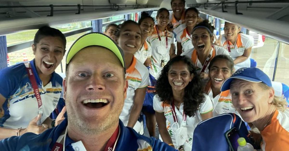 Chak De India what did The Indian Women's Haqi Team coach's tweet reply to by Sharukh Khan?