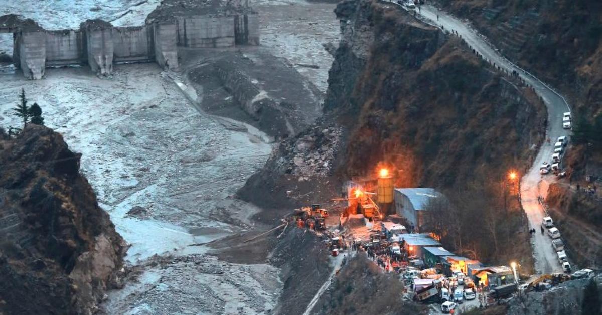 Terrible landslide! 7 people buried alive 2 children